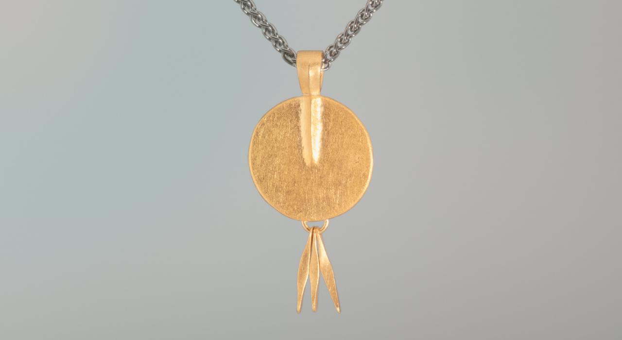 Goldanhänger mit Verzierung, runder Kettenanhänger aus 900 Gold, Schmuckunikat aus unserer Goldschmiede