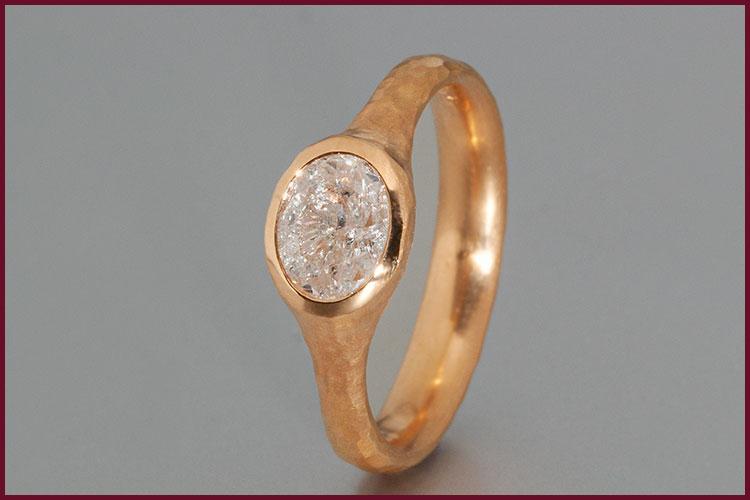 Unikat - Schmuckring aus Roségold, Goldschmiedeschmuck online kaufen, Schmuckgeschenke für Frauen zu Weihnachten, besonderer Diamantring aus Roségold,  Ring mit Hammerschlag und ovalem Diamant, handgemachten Diamantschmuck online kaufen