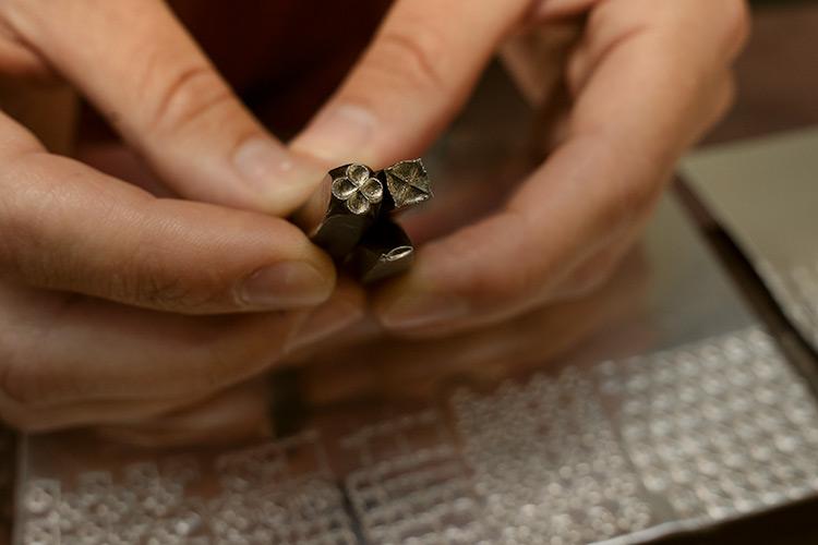 Punzen und Stempel für die Herstellung von Symbolschmuck mit besonderen Mustern und Symbolen