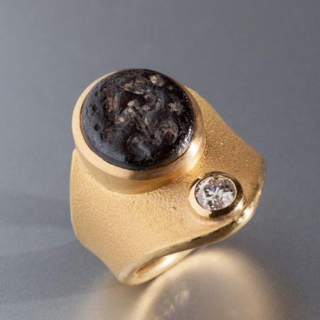 handgefertigter Gold-Ring mit Steinsiegel - Unikat-Ring aus Gold - Sternenring
