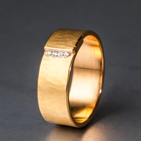 Gelb Gold Ring mit Brillanten und Hammerschlag