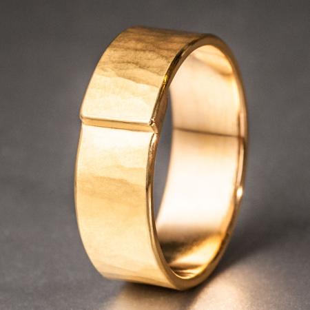 Goldring mit Hammerschlag und Stufe, ausgefallene Goldringe
