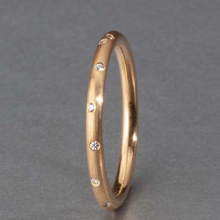 dünner Goldring mit  Brillanten - matte Ringoberfläche
