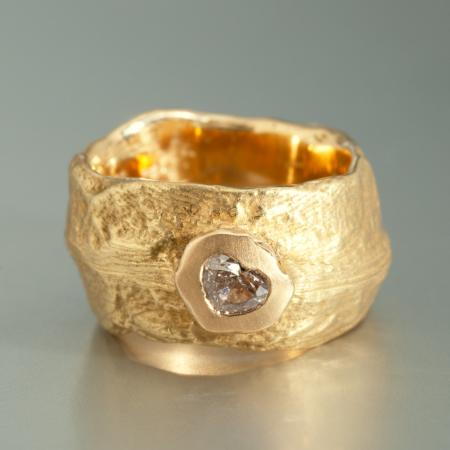 Goldring mit Diamant-Herz, Herz-Stein, Ring mit Diamant, 900 Gold, Ossa Sepia-Guss Ring, Unikat-Schmuck