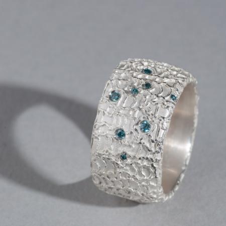 Silber, Ring, blaue Brillanten, breiter Ring, mattiertes Silber