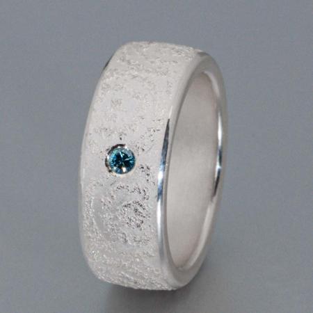 Handgemachter Silber Bandring mit blauem Stein - Handgemachten Schmuck online kaufen - Bandring aus mattem Silber