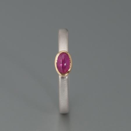 Feiner Rubin-Silberring, Zierlicher Damenring mit rotem Stein, schöner Damenring mit Rubin, ovaler Rubin Silberring, Unikat-Schmuck, handgemachter Silberring mit matter Oberfläche
