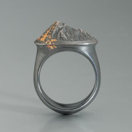 Silberring "Berg und Lava", Schmuck von der Natur inspiriert, Massiver Silberring, Männerschmuck aus Silber und Gold, Geschenkidee zu Weihnachten, Schmuckring vom Goldschmied, Goldschmiedeschmuck, schöne Ringe, ausgefallener Schmuck online kaufen