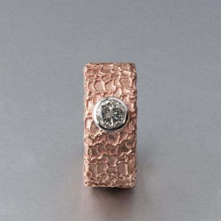 handgemachter breiter Rotgoldring mit Diamant, Geschenk Idee für Damen
