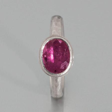 Solitär-RIng aus Platin - Rubin - großer Rubinring handgemacht - modernen Platinschmuck online bestellen 