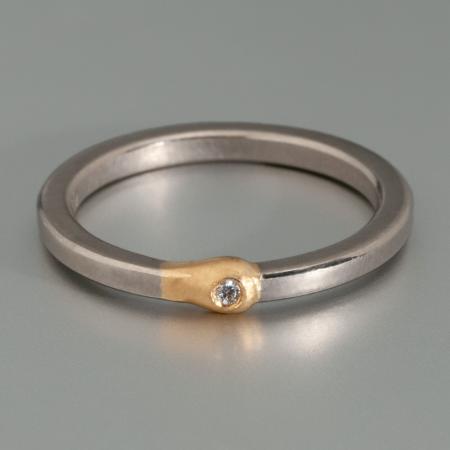 Ausgefallene Verlobungsringe vom Goldschmied kaufen, Maßgeschneiderte Verlobungsringe in Immenstadt im Allgäu, hochwertige Verlobungsringe aus Weißgold, Verlobungsring aus Weißgold mit Stein