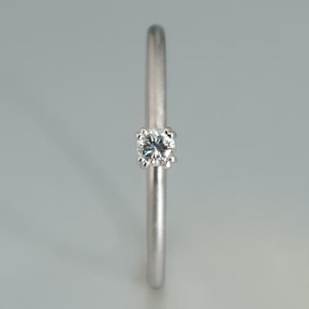 Handgefertigter Verlobungsrings aus 950 Platin mit Brillant in moderner Krappenfassung