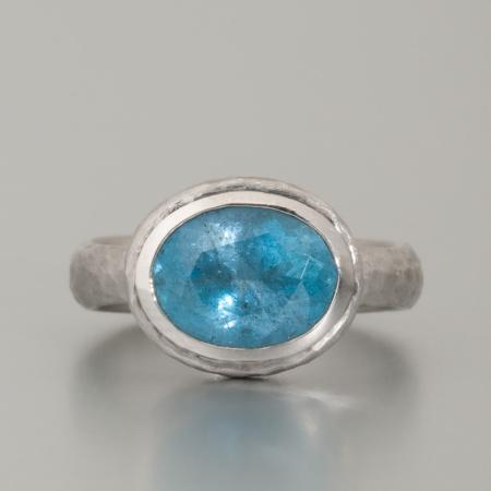 Ansicht des handgefertigten Platin-Rings mit Hammerschlag-Oberfläche und ovalem Aquamarin, hergestellt in Immenstadt im Allgäu