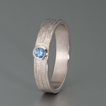 handgemachter Weißgoldring, blauer Saphir, individuelles Schmuck-Unikat, Goldschmiede-Schmuck online kaufen