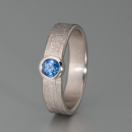 Handgefertigter Saphir-Ring, Weißgoldring mit blauem Stein, Damenring mit Saphir, schöner Frauenring mit Edelstein, Goldschmiede-Schmuck online kaufen 