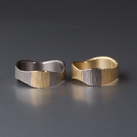 Trauringe Bicolor Wellig geschwungen modern hammerschlag 