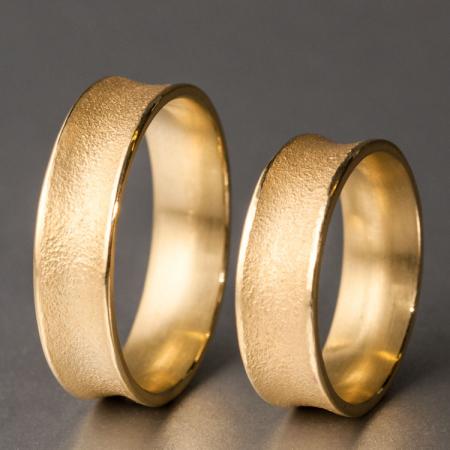 Trauring aus Gelbgold mit geschmorter Oberfläche