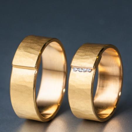 handgefertigt Trauringe Gold mit Brillant und Hammerschlag 