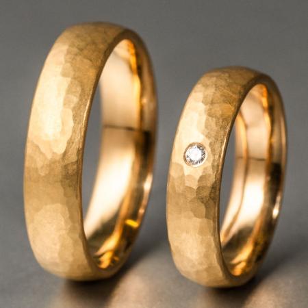 Trauringe Gelbgold ovales Profil Hammerschlag Brillant-schlicht-schön-elegant 