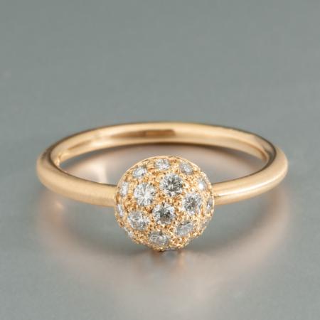 Verlobungsring aus 750 Gelbgold, gefertigt aus einem runden Golddraht. Oben befindet sich ein halbkugeliger Goldaufsatz, der vollständig mit Pavé-gesetzten Brillanten bedeckt ist. Der elegante Ring eignet sich perfekt als Vorsteckring und kann als Verlobungsring verschenkt werden.