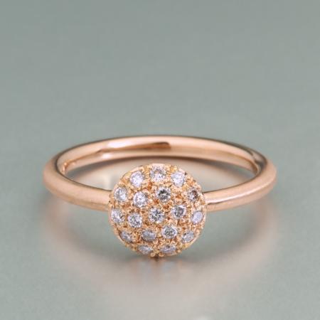 Verlobungsring aus 750 Rotgold, mit filigraner Ringform. Auf dem Ring wurde eine eine runde Fläche vollständig mit Brillanten besetzt. Der elegante Ring eignet sich perfekt als Verlobungsring und Vorseckring. 