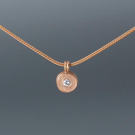 hochwertiger Brillantanhänger, Handgearbeiteter Goldanhänger mit Brillant, schöner Rotgold Anhänger für Ketten, feiner Goldanhänger aus Rotgold, Schmuck aus der Goldschmiede, Schmuck aus dem Allgäu