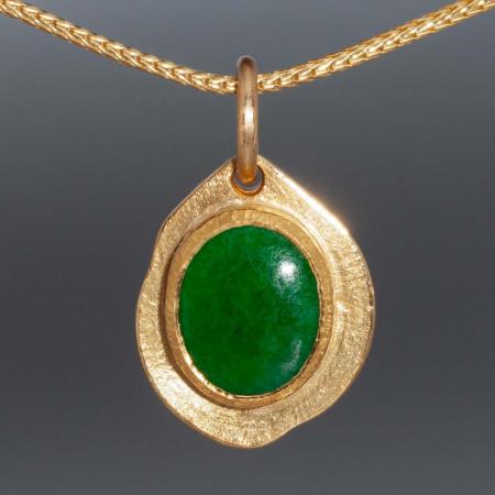Goldanhänger mit grüner Jade