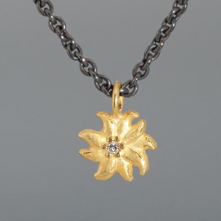 Goldener Schmuckanhänger als Edelweiß, Edelweißschmuck aus dem Allgäu