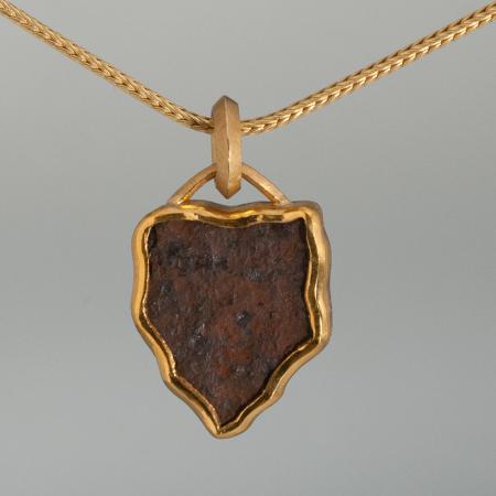 massiver Goldanhänger mit Eisen, schöner Herrenanhänger aus Gold, hochwertiger Unikat-Schmuck aus Gold online kaufen, schöne Geschenkidee für Männer Weihnachten