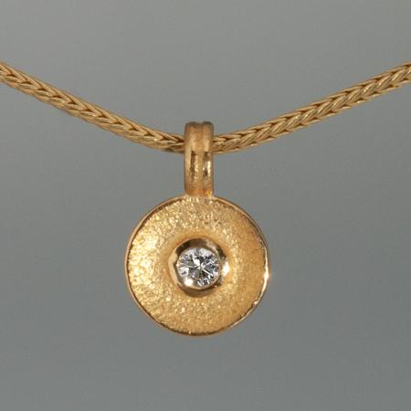Goldschmiedeschmuck, runder Schmuckanhänger aus Gold mit Brillant, 900 Gold, Geschenkidee zu Weihnachten