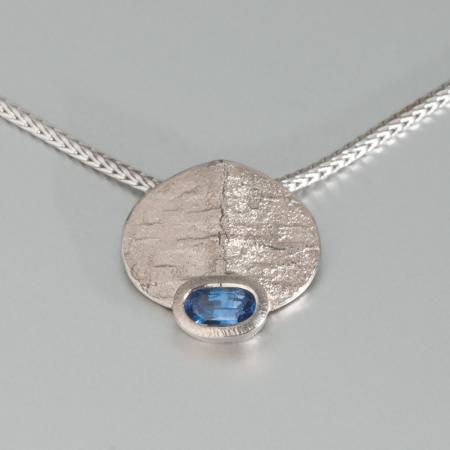 Goldschmiede-Schmuck, Weißgold-Schmuckanhänger, handgefertigter individueller Schmuck, Ausgefallener Schmuckshop, Saphir-Anhänger für Halsketten, schöner Damenanhänger aus Weißgold, Geschenkidee für Frauen Schmuck