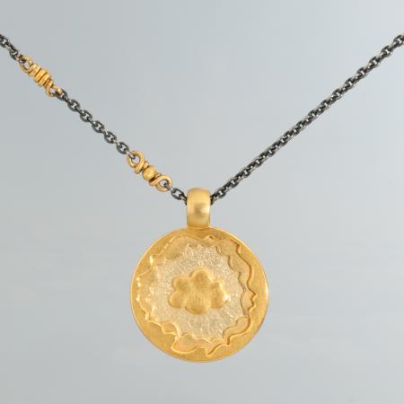Runder Goldanhänger mit "Schönwetter-Wolke", Goldschmuck Unisex, Wolken-Anhänger, Ketten-Anhänger aus hochwertigem Gold, Unikat-Schmuck online bestellen, Ausgefallene Goldanhänger 