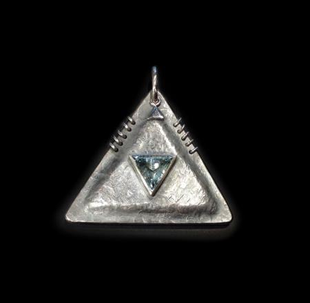 Amulett Aquamarin Dreieck Silber, Talisman, Halsschmuck, Unikat, online shop, Platinfassung, Trinagel