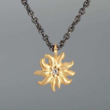Edelweiß-Kettenanhänger aus Gold, kleiner Kettenanhänger mit Brillant, Geschenkidee für Wanderer