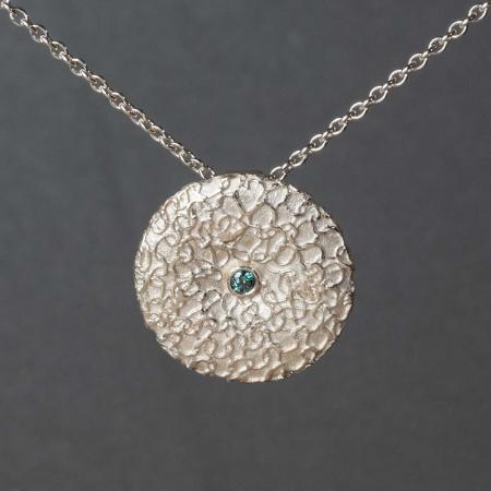 Anhänger Silber rund matt blauer Brillant