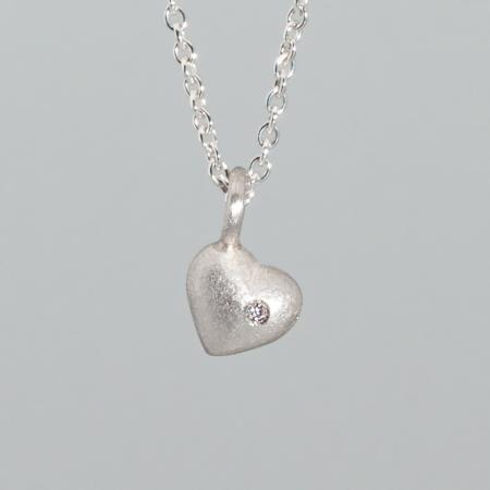 Handgemachter Herz-Anhänger aus Silber - kleiner Herz-Anhänger - Geschenkidee für die Freundin - Schmuckgeschenke zu Weihnachten online kaufen 