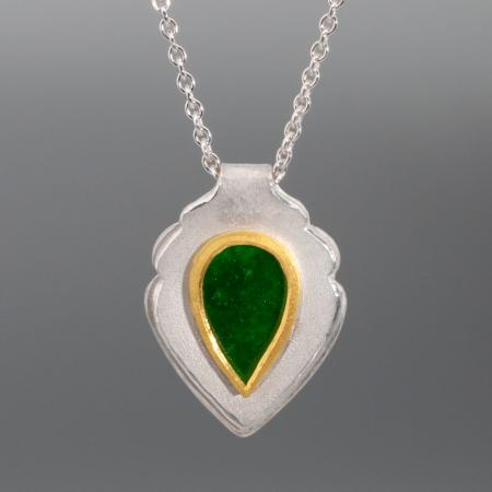 Schmuckanhänger mit grüner Jade - Schmuckanhänger Tropfenform - Silberanhänger für Halsketten - handgemachter Jadeanhänger online kaufen