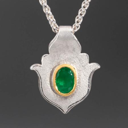 Handgemachter Silberanhänger mit grünem Smaragd - Unikatschmuck online kaufen - Silberanhänger für Kette mit grünem Stein