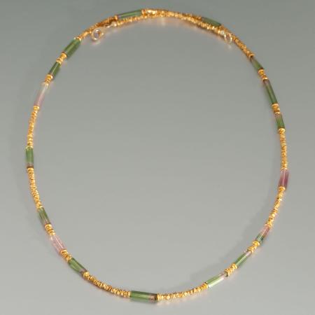 Goldkette mit Turmalin, Halskette aus 900 Gold, handgefertigte Goldkette mit Edelsteinen, individuelle Goldschmiede-Unikate, Pirula-Goldschmuck 