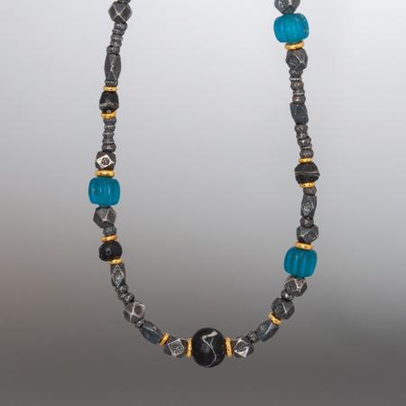 Massive Halskette aus Silber mit blauen Perlen