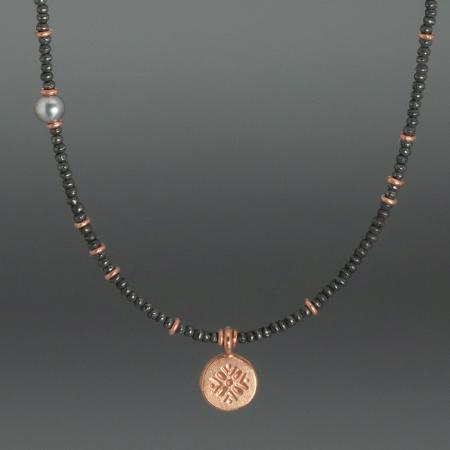 Zarte Halskette mit kleinem Anhänger aus Rotgold, Silberhalskette mit feinem Anhänger, Goldschmiede-Schmuck 