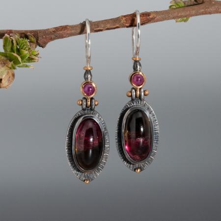 Handgefertigte Ohrhänger mit Turmalin und Rubin, Hochwertiger Unikatschmuck aus Silber und Gold, Ohrringe mit Edelsteinen Rot