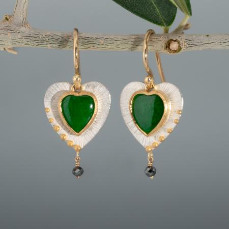 Handgeschmiedete Ohrringe aus Silber und Gold mit grüner Jade, Schmuck Unikat online bestellen, schöne Jade-Ohrringe zum hängen für Damen, Echte Ohrringe aus Silber mit grüner Jade, schöne Ohrringe für Frauen mit grünem Edelstein