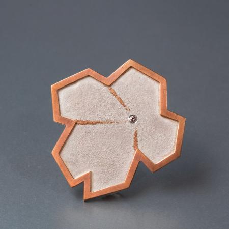 Brosche und Anhänger aus Silber und Rotgold