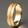 handgearbeiteter Gelbgold-Ring mit Brillant - raue Struktur - Schmuck vom Goldschmied