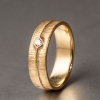 handgefertigter Gelbgold-Ring mit Brillant und gefräster Struktur - online kaufen