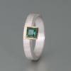 handgemachter Silberschmuck, Hammerschlag-Ring mit grünem Stein, Schmuck-Anfertigung in der Goldschmiede