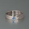 Ausgefallener Damenring aus Weißgold, schöner Weißgoldschmuck mit blauen Saphir, Bandring mit matter Oberfläche
