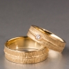 Trauringe Gelbgold struckturiert mit Brillant - online kaufen