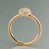 Nahaufnahme des Verlobungsrings aus 750 Gelbgold mit einem halbkugeligen Goldaufsatz, der vollständig mit Pavé-Brillanten besetzt ist. Der Ring zeigt die filigrane Verarbeitung des runden Golddrahts.